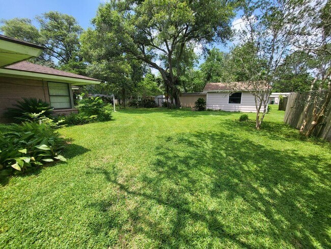 Building Photo - 706 Maple St