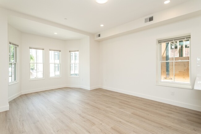 Building Photo - 1472 Tremont St