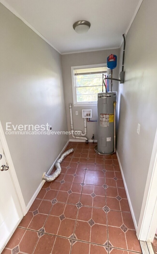 Building Photo - 3-Bed/1-Bath Cozy Living/Available Now!