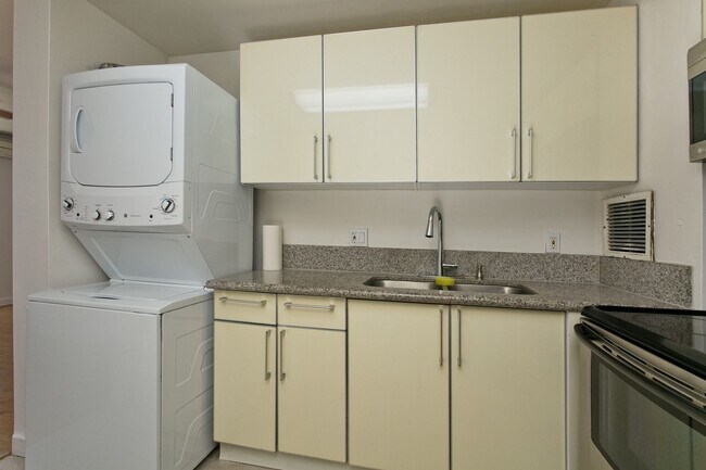 Building Photo - 1402 Piikoi St