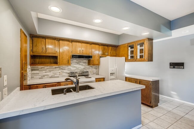 Building Photo - Immaculate 2 bedroom condo with all the ap...