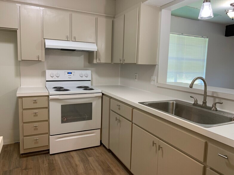 Building Photo - 902 W Edgewater St