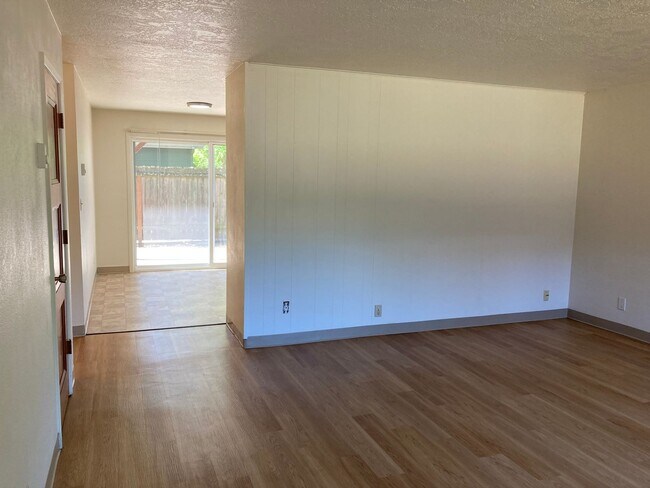 Building Photo - (WLO) 2 Bed/1 Bath Near Campus