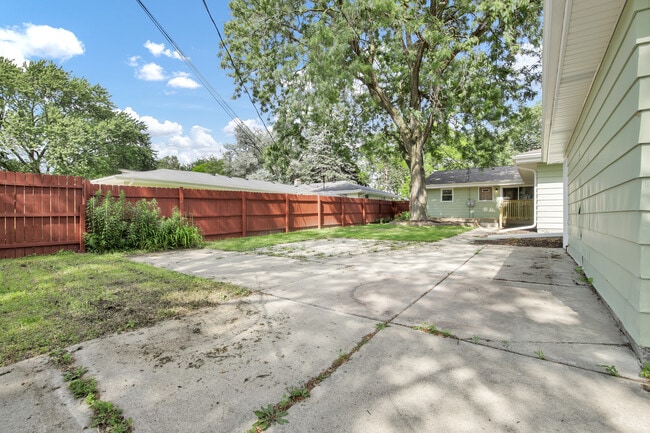 Building Photo - 834 Harding Ave