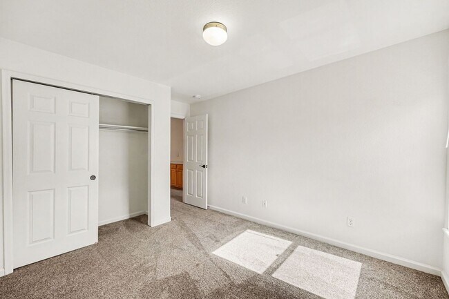 Building Photo - Spacious 3 Bed 2.5 Bath in the heart of Aurora!