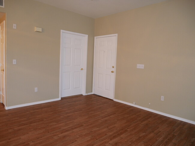 Building Photo - Great 2 Bedroom Condo in Gated Community. ...