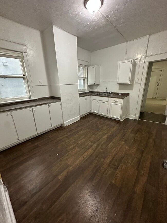 Building Photo - 4 bedroom