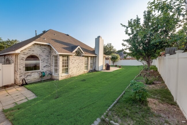 Building Photo - Beautiful 3-2 on unbelievable corner lot w...