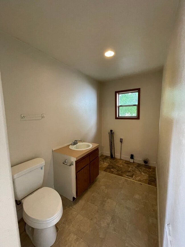 Building Photo - Nice 4 bedroom, 2.5 bath home featuring 1,...