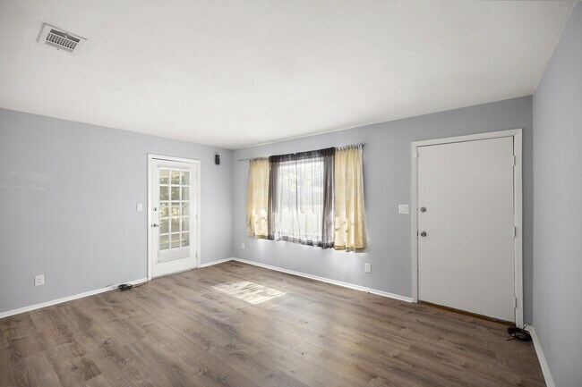 Building Photo - 354 Chicago Ave