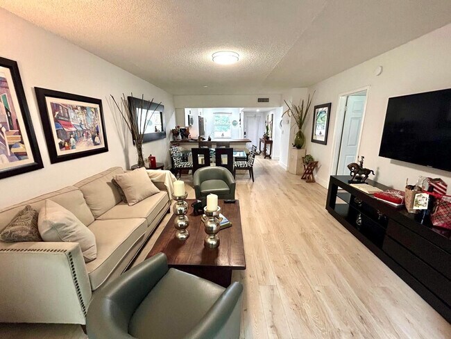 Building Photo - 1050 Country Club Dr