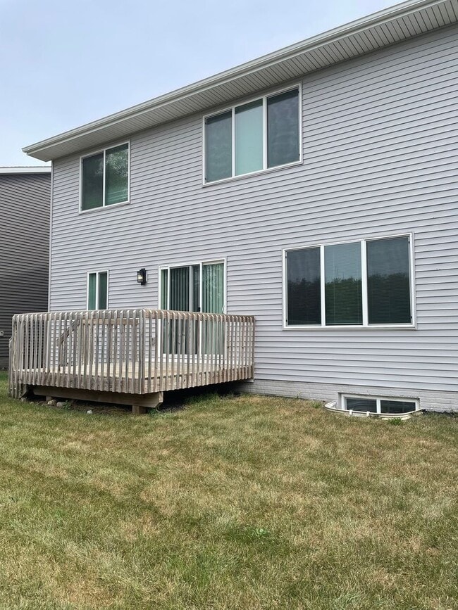Building Photo - FREE RENT SPECIAL!  3 bedroom 3 bathroom Single-Family Home in Urbandale, IA