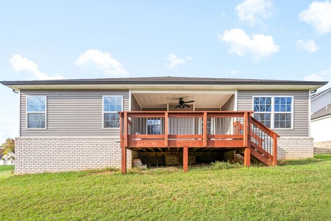 Building Photo - Pet Friendly Three Bedroom!
