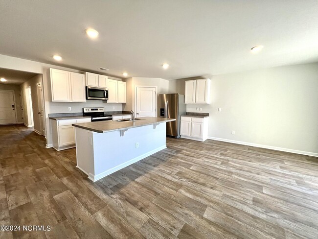 Building Photo - 8201 E Highcroft Dr NE
