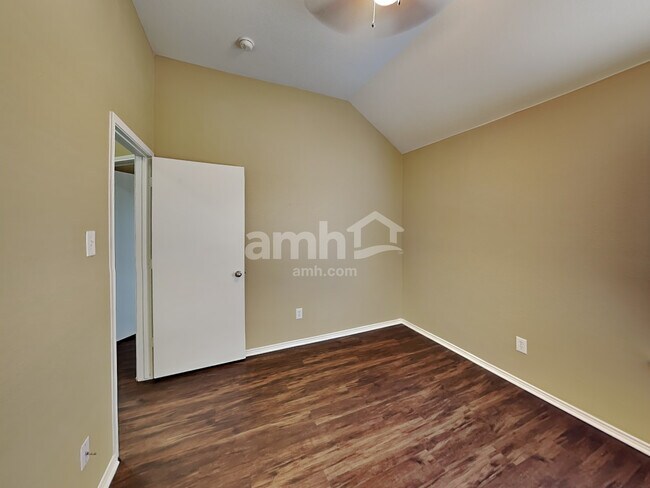 Building Photo - 10437 Manhassett Dr