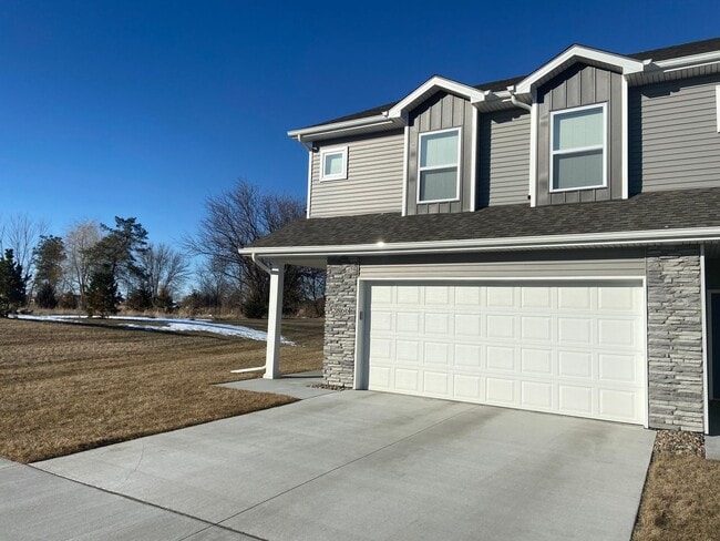 Building Photo - Fabulously Beautiful Townhome in NW Ankeny
