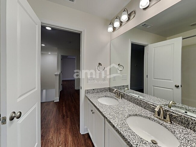 Building Photo - 3040 Esquire Dr