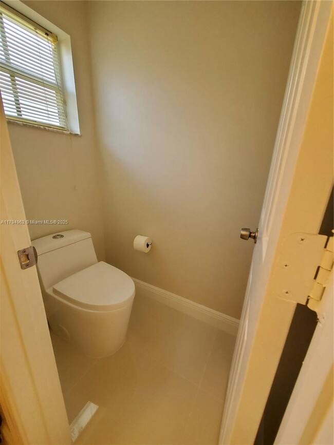 Building Photo - 858 Briar Ridge Rd
