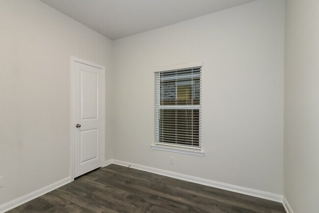 Building Photo - 412 Polly Grv Dr