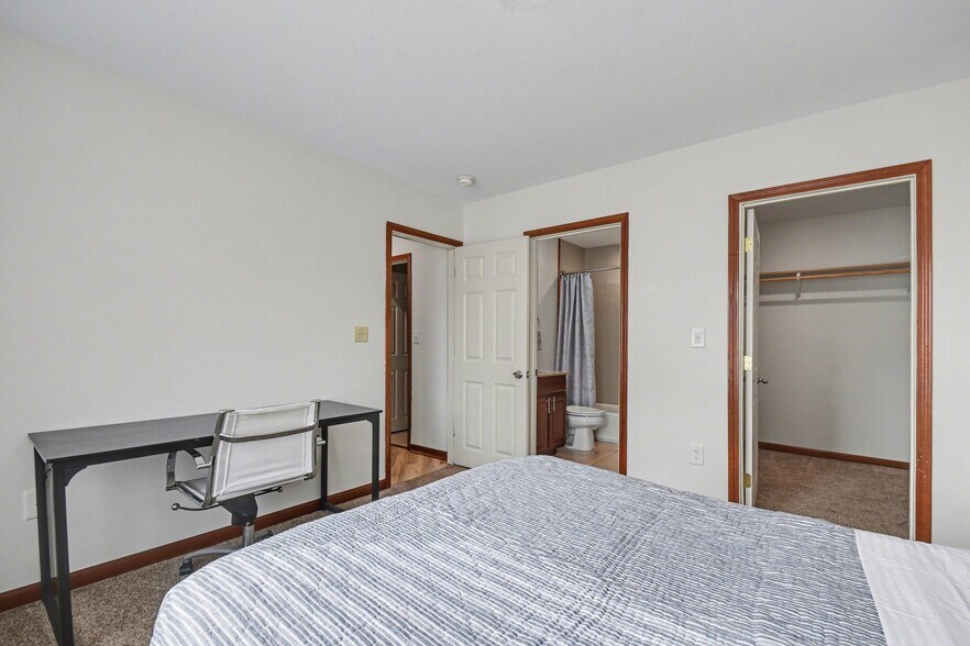 Building Photo - 118 Rhodes St