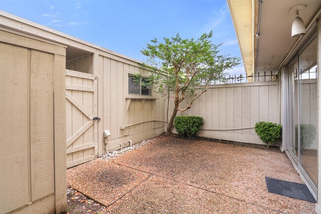 Building Photo - 6332 Chevy Chase Dr