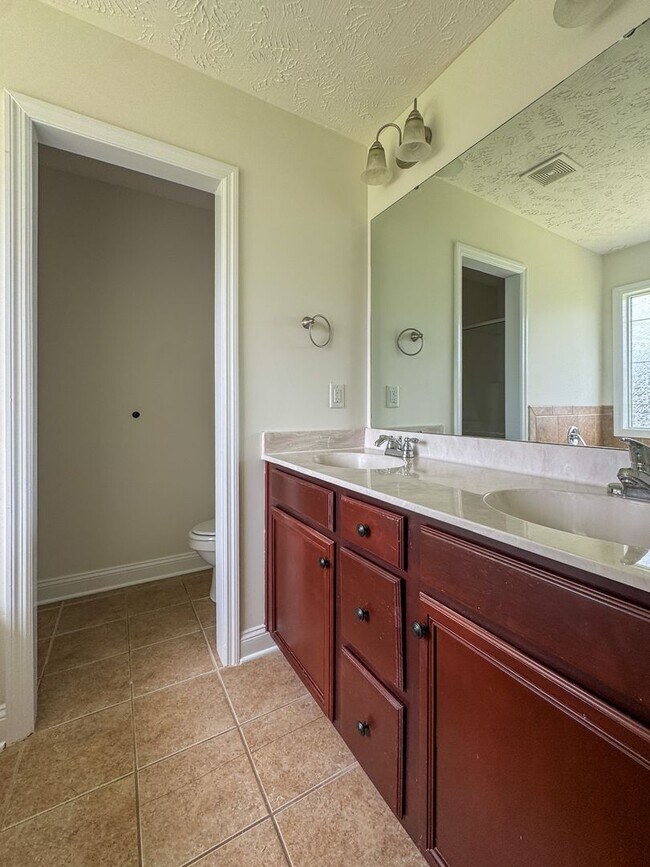 Building Photo - Charming 3 Bed 2 Bath Home in Fayetteville