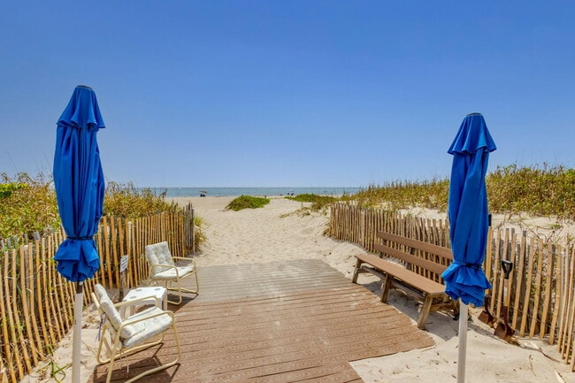 Building Photo - 3640 N Ocean Dr