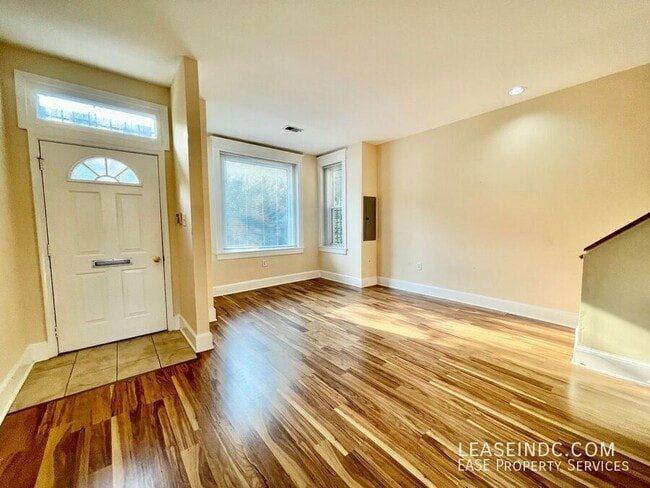 Building Photo - 2025 Flagler Pl NW