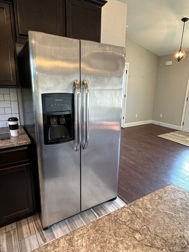 Building Photo - 4 Bedroom 3 Bath 2 Stall Garage in Waynesv...