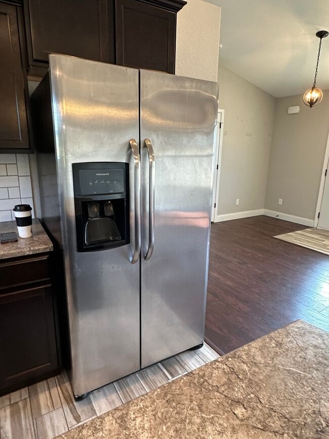 Building Photo - 4 Bedroom 3 Bath 2 Stall Garage in Waynesville - Available with 30 day notice