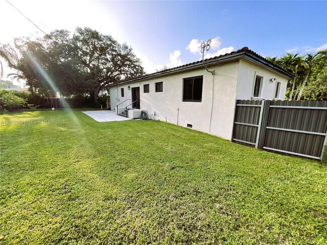 Building Photo - 6646 SW 60th St