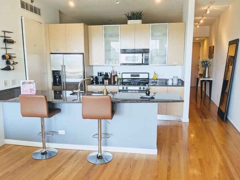 Building Photo - 950 W Erie St