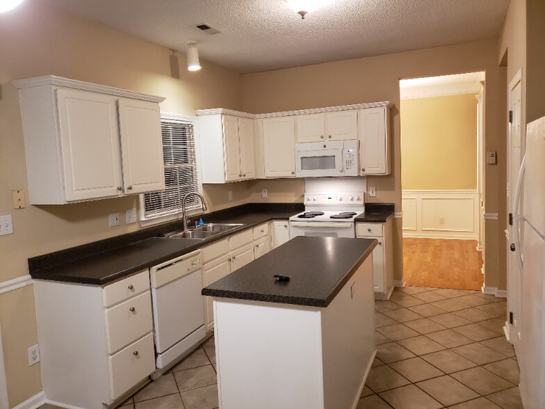 Building Photo - 107 Shining Armor Ct