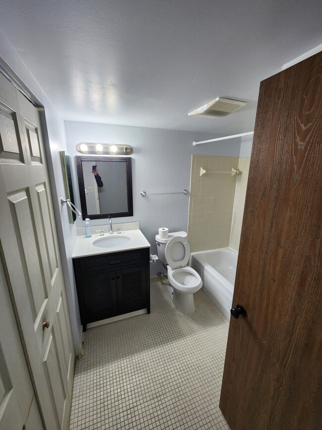 Building Photo - 1472 W Chateau Vert