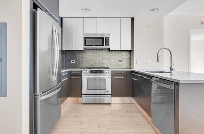 Building Photo - 2 2nd St