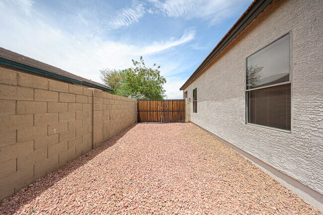 Building Photo - 619 N 70th Ave
