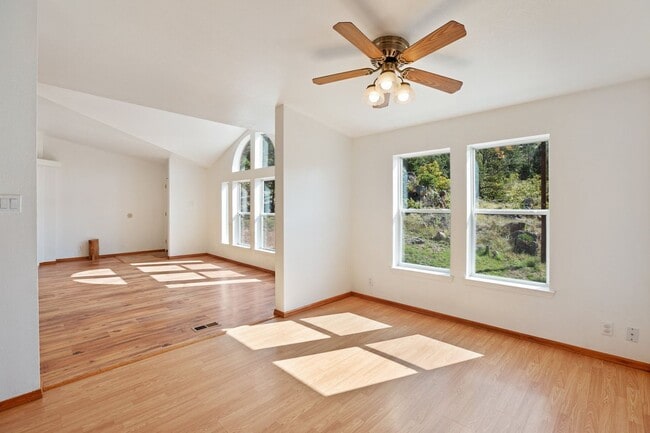 Building Photo - Wonderful Rural Home!