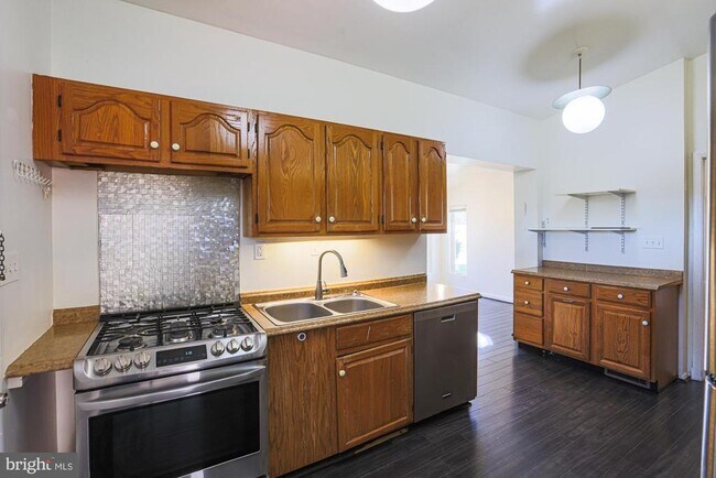 Building Photo - 2421 Lightfoot Dr