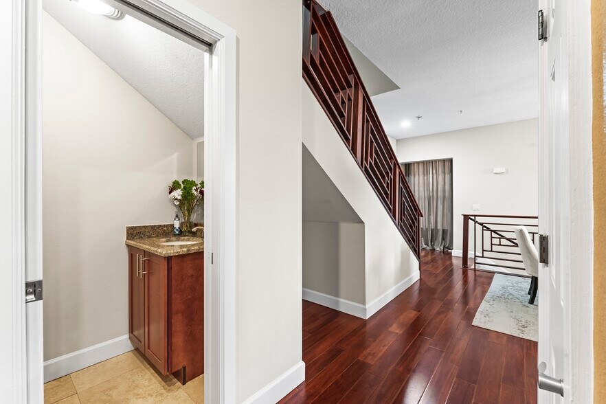 2nf floor half bath - 113 S Newport Ave