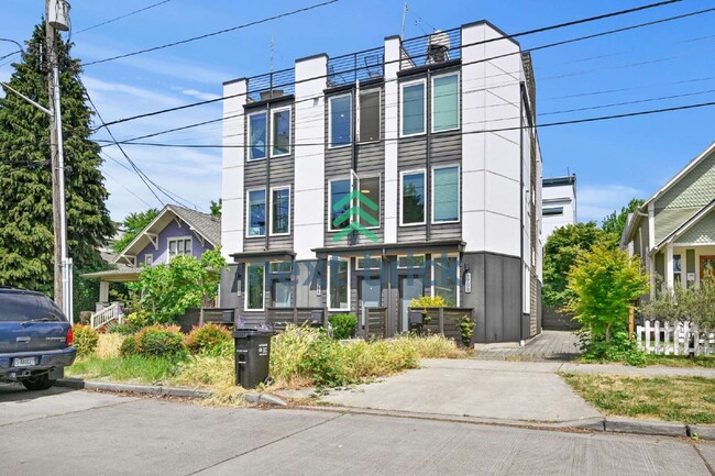 Building Photo - "Spacious 3-Bedroom Townhouse in Seattle's Vibrant Heart – 2 Full Baths & 1430 Sq Ft of Comfort!"