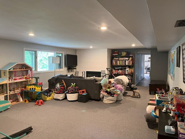 Building Photo - Spacious 4-Bedroom Home with Lush Landscap...