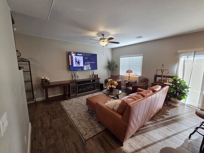 Building Photo - Stunning 3 bed home - like new