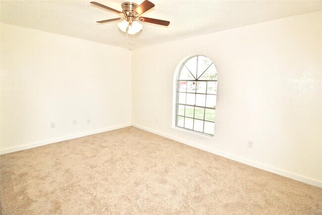Building Photo - 10402 Gulfstream Ln