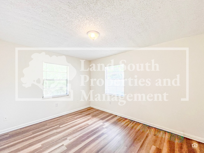 Building Photo - Newly Renovated 3-Bedroom Duplex with Mode...
