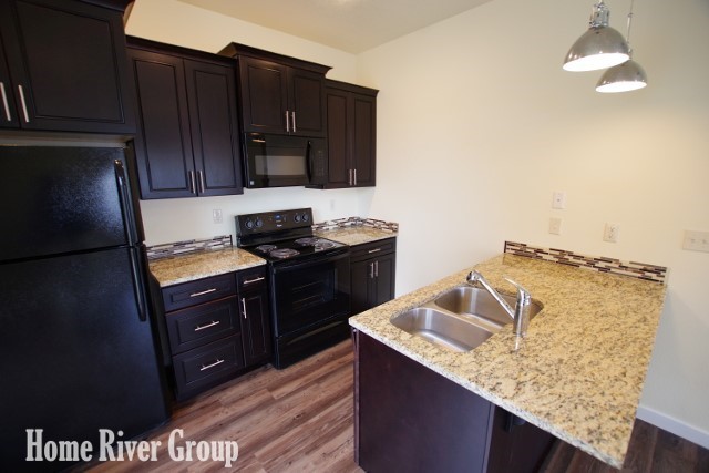 Building Photo - Beautiful 3 bed Townhome! Move In Ready!