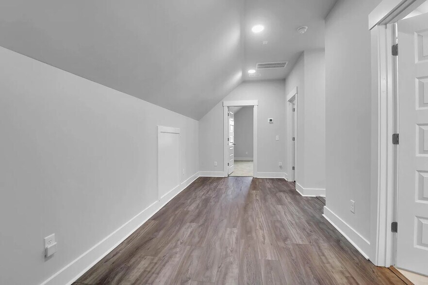 Building Photo - 2755 Tyler St