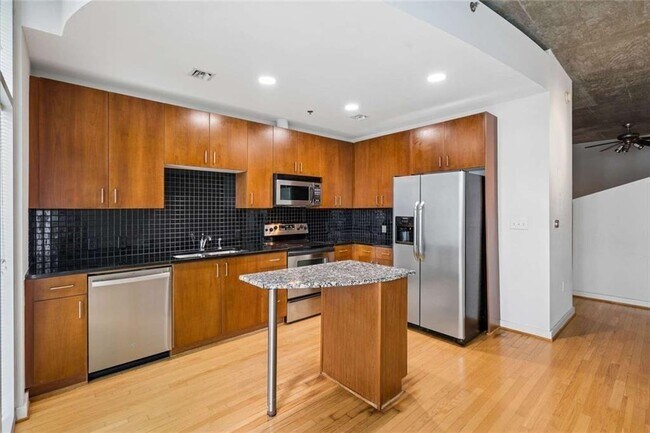 Building Photo - 943 Peachtree St NE
