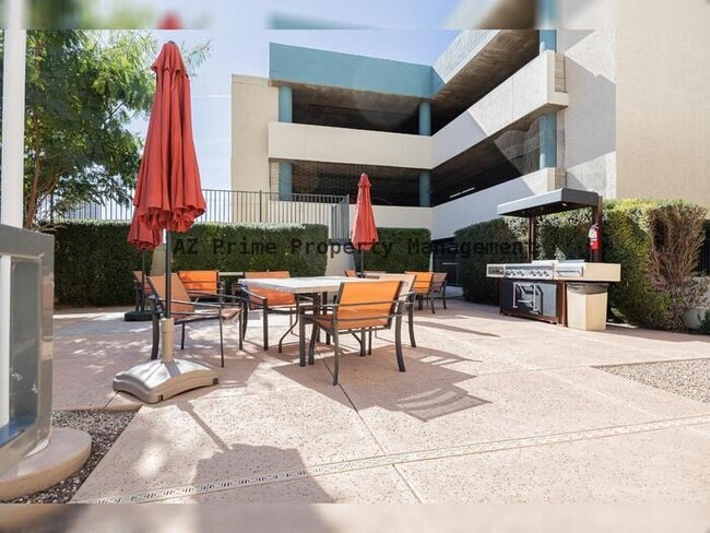 Building Photo - 207 W Clarendon Ave