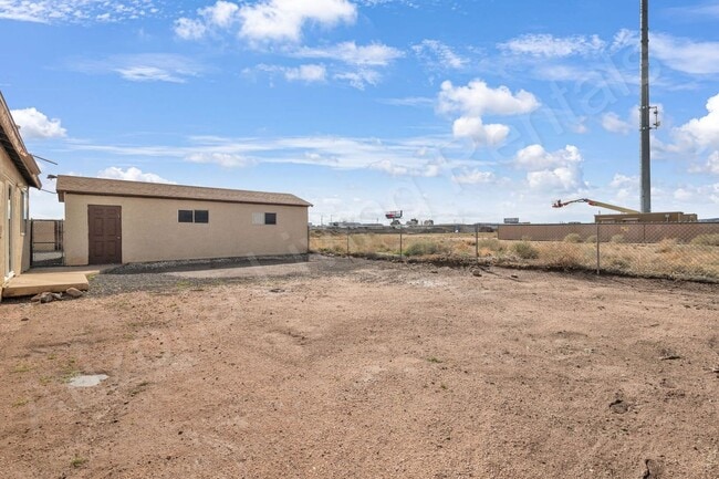 Building Photo - PET FRIENDLY CENTRALLY LOCATED ON ONE ACRE