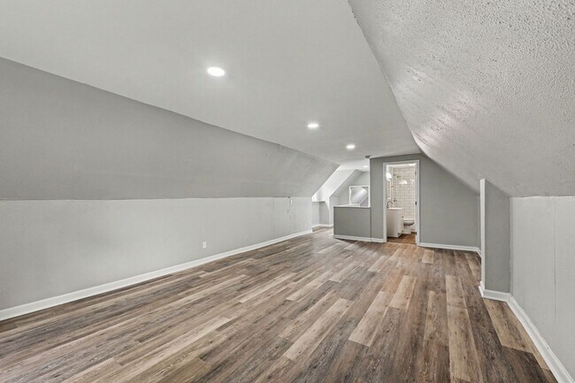 Building Photo - Renovated 3 Bed 2 Bath Home